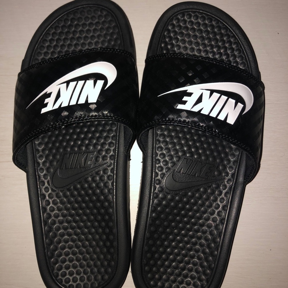 Size 8 black nike slides